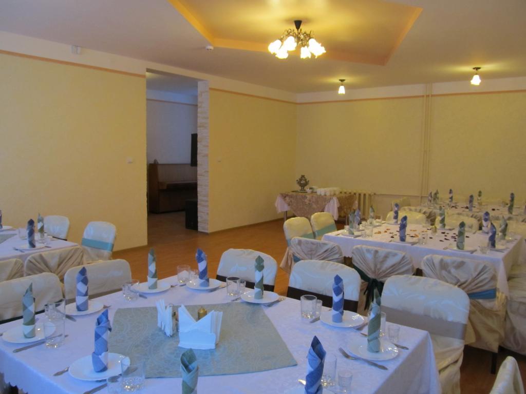 Viesu Maja Ezerkalns Hotell Krāslava Exteriör bild