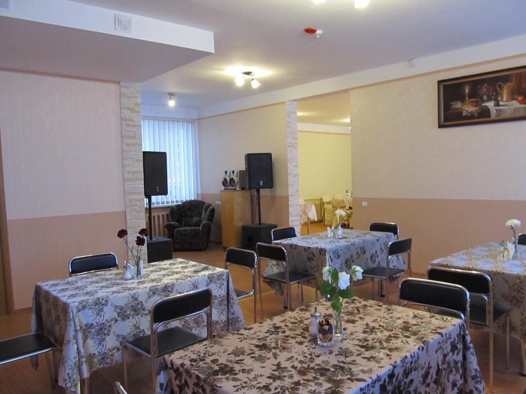Viesu Maja Ezerkalns Hotell Krāslava Exteriör bild