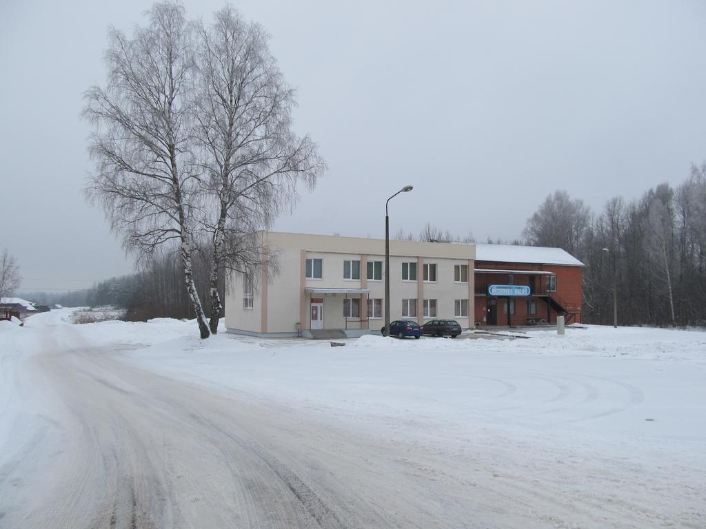 Viesu Maja Ezerkalns Hotell Krāslava Exteriör bild