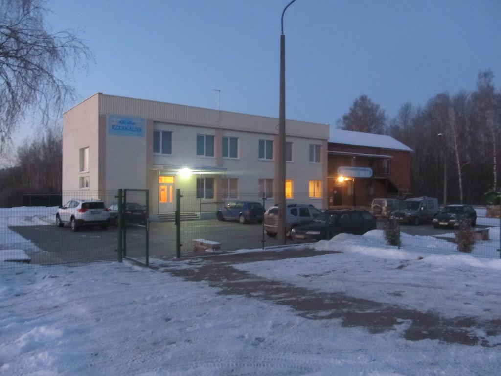 Viesu Maja Ezerkalns Hotell Krāslava Exteriör bild