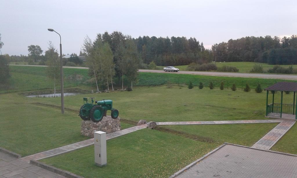 Viesu Maja Ezerkalns Hotell Krāslava Exteriör bild